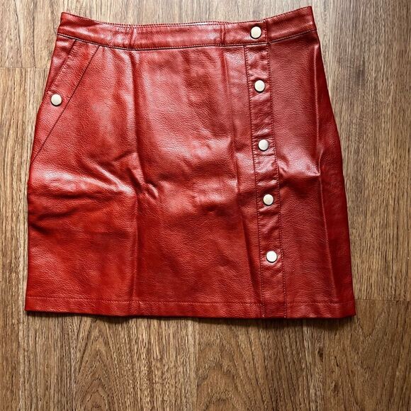 Urban Outfitters Faux Leather skirt with buttons size M - Picture 5 of 7